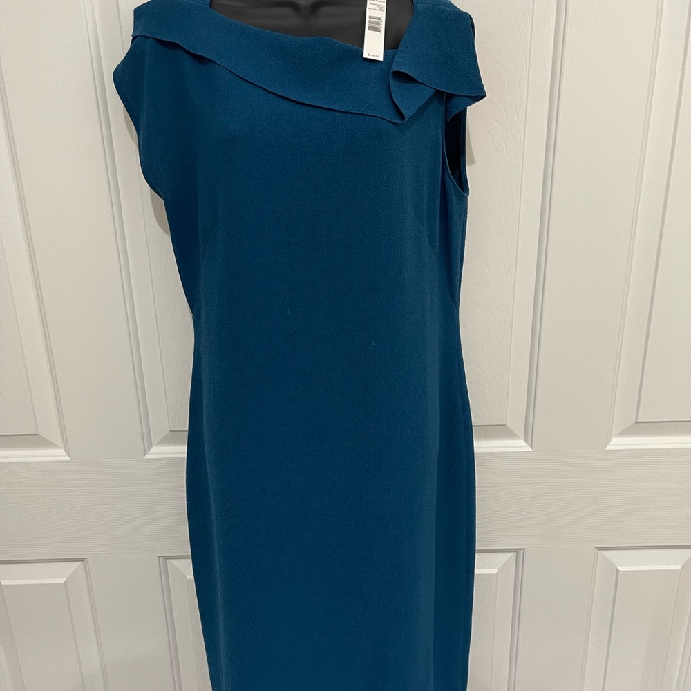 T Tahari detailed colored dress fabric is crepe in style